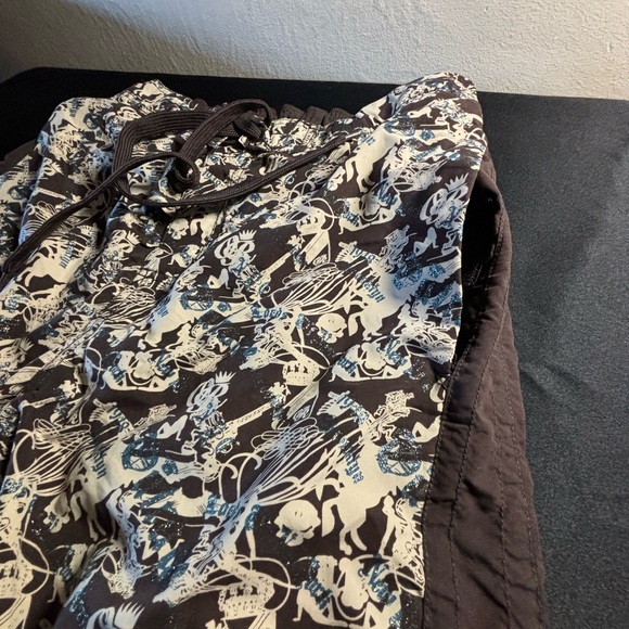 Great pair of swim trunks. It’s a big large. Awesome pair of trunks! - Picture 6 of 6